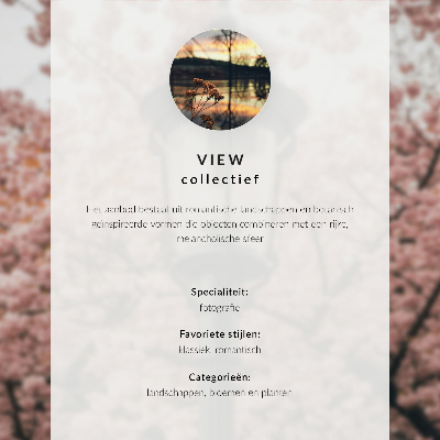 Poster decorativo Na primavera, a cidade fica repleta de árvores floridas e torres de igrejas.