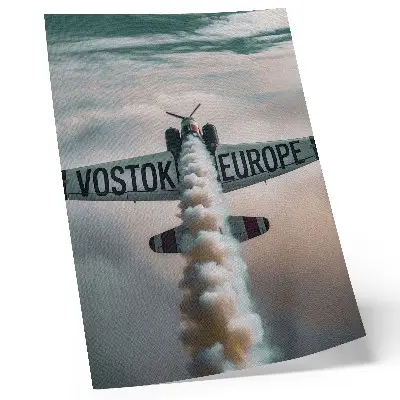 Poster decorativo avião sobre as nuvens com paleta de cores suaves e dinamismo