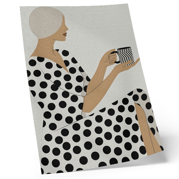 Impressão em tela Uma mulher com um vestido cor de ervilha segurando uma caneca geométrica.