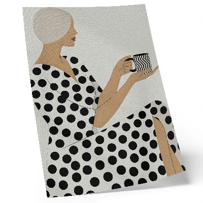 Impressão em tela Uma mulher com um vestido cor de ervilha segurando uma caneca geométrica.