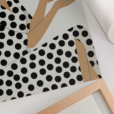 Impressão em tela Uma mulher com um vestido cor de ervilha segurando uma caneca geométrica.