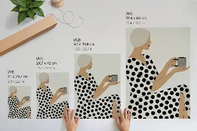 Impressão em tela uma mulher com vestido cor de ervilha segurando uma caneca geométrica