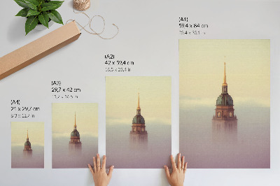 Poster decorativo Torre na neblina, cores delicadas, composição serena.