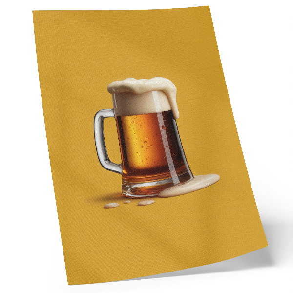 Poster para cozinha Uma caneca de bebida âmbar, fundo amarelo, espuma cremosa.