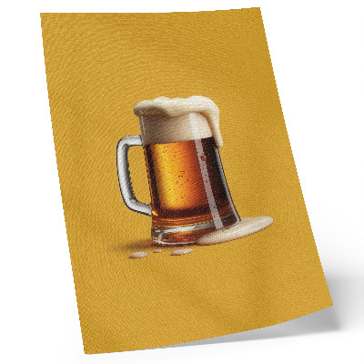 Poster para cozinha Uma caneca de bebida âmbar, fundo amarelo, espuma cremosa.