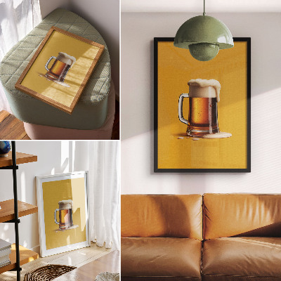 Poster para cozinha Uma caneca de bebida âmbar, fundo amarelo, espuma cremosa.