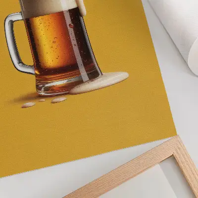 Poster para cozinha uma caneca de bebida âmbar com espuma cremosa em fundo amarelo