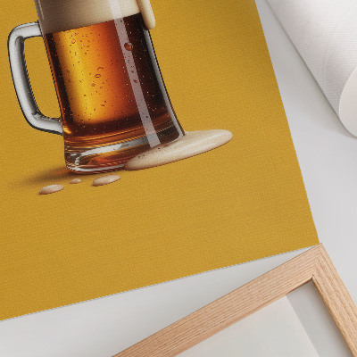 Poster para cozinha Uma caneca de bebida âmbar, fundo amarelo, espuma cremosa.