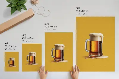 Poster para cozinha uma caneca de bebida âmbar com espuma cremosa em fundo amarelo