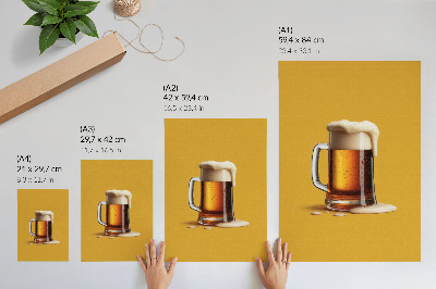 Poster para cozinha Uma caneca de bebida âmbar, fundo amarelo, espuma cremosa.