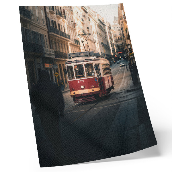 Poster decorativo Um bonde em meio à arquitetura histórica da cidade.
