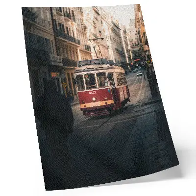Poster decorativo bonde em meio à arquitetura histórica da cidade