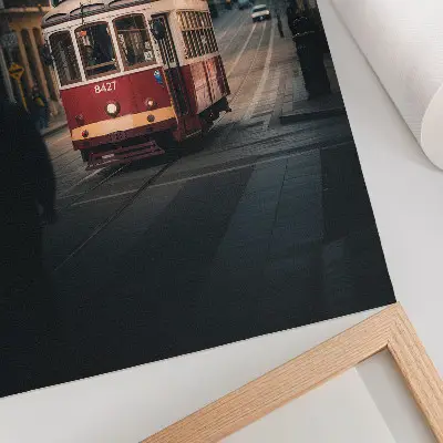 Poster decorativo bonde em meio à arquitetura histórica da cidade