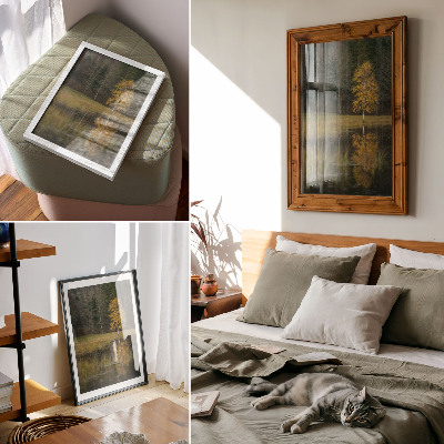 Poster decorativo Uma árvore dourada em contraste com a escuridão da floresta e do lago.