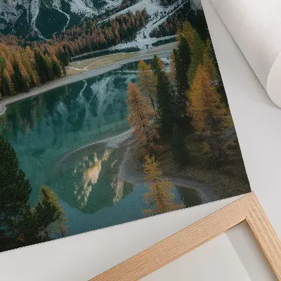 Impressão em tela paisagem de montanhas com floresta, lago e reflexos de árvores coloridas
