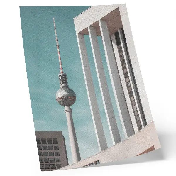 Poster decorativo Torre minimalista com edifícios modernos sob céu azul