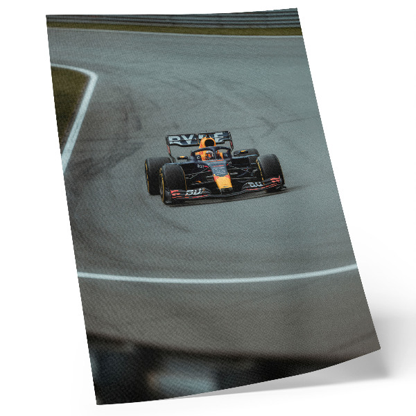 Arte de parede Um carro de corrida na pista, cheio de dinamismo.
