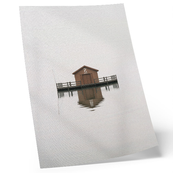 Poster decorativo Uma casa de madeira minimalista à beira da água.