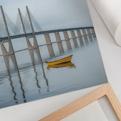 Arte de parede Uma ponte contra o céu e a água com um barco amarelo