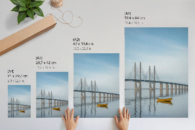 Arte de parede Uma ponte contra o céu e a água com um barco amarelo