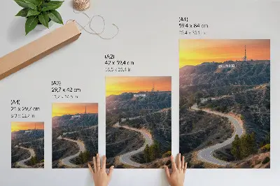 Poster decorativo com a inscrição colinas estrada ao pôr do sol sonhos