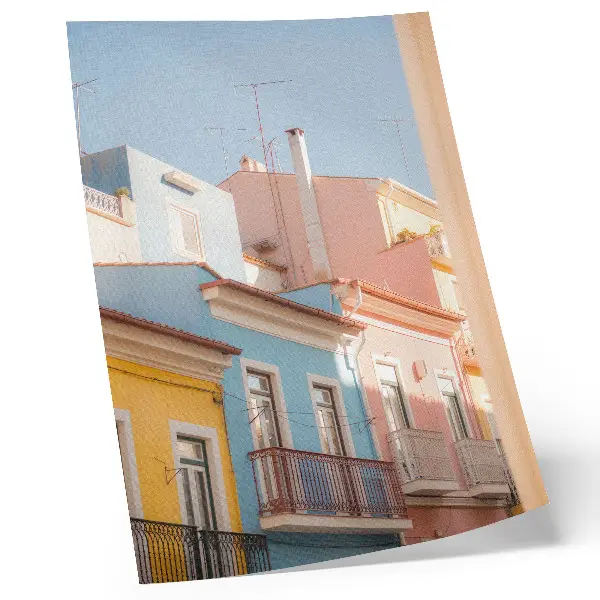 Impressão em tela casas em tons pastel com varandas estreitas e detalhes sutis