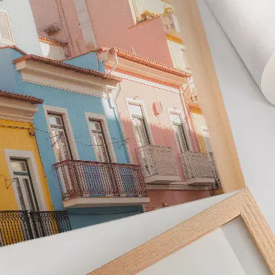 Impressão em tela casas em tons pastel com varandas estreitas e detalhes sutis