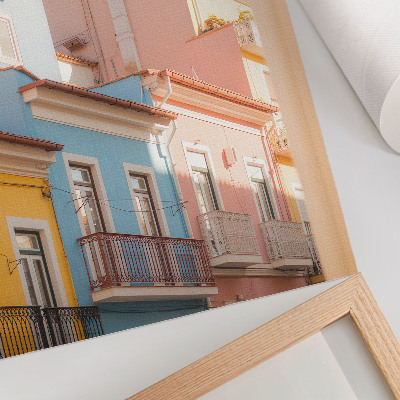 Impressão em tela Casas em tons pastel, varandas estreitas, detalhes sutis.