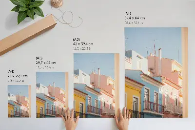 Impressão em tela casas em tons pastel com varandas estreitas e detalhes sutis
