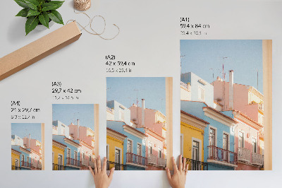 Impressão em tela Casas em tons pastel, varandas estreitas, detalhes sutis.
