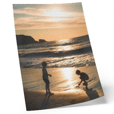 Poster para cozinha Crianças na praia ao pôr do sol