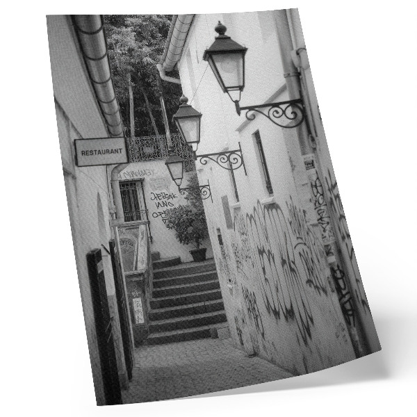 Poster para cozinha Rua em preto e branco com grafites e postes de luz.