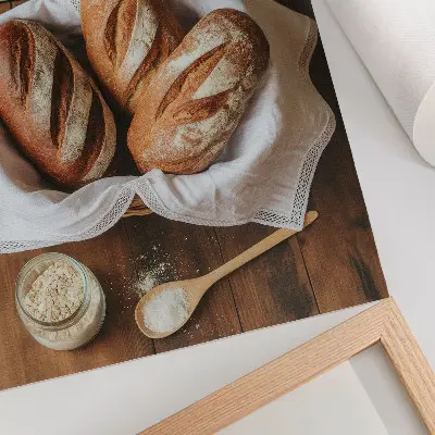 Impressão em tela balança para cesta de pão e farinha sobre superfície de madeira