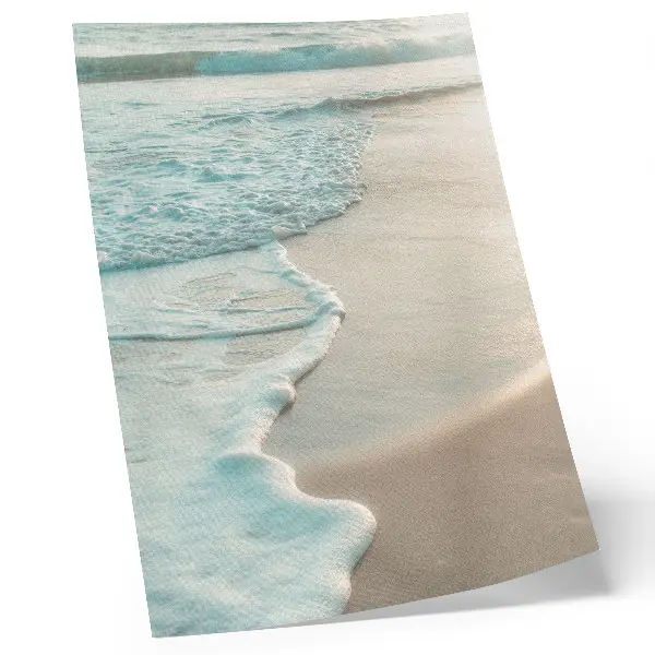 Arte de parede ondas quebrando suavemente na areia com atmosfera tranquila