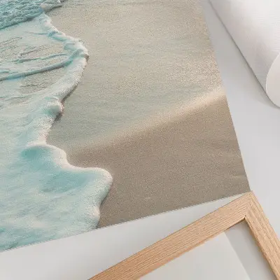 Arte de parede ondas quebrando suavemente na areia com atmosfera tranquila