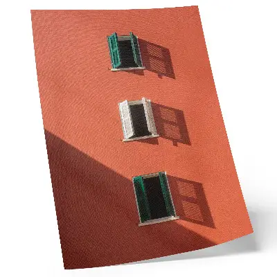 Poster decorativo parede laranja com três janelas e persianas verdes