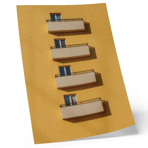Arte de parede fachada amarela com quatro varandas e composição minimalista