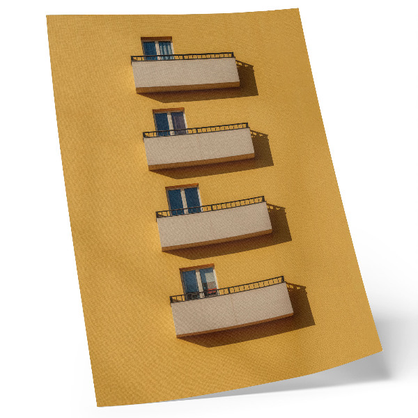 Arte de parede Fachada amarela, quatro varandas, composição minimalista.