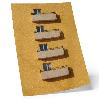Arte de parede fachada amarela com quatro varandas e composição minimalista