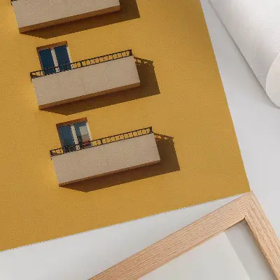 Arte de parede fachada amarela com quatro varandas e composição minimalista