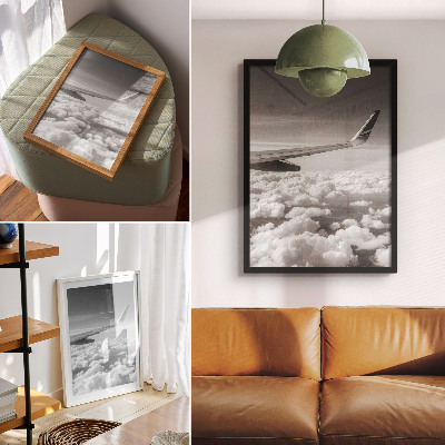 Poster decorativo Asa de avião acima das nuvens em estilo preto e branco
