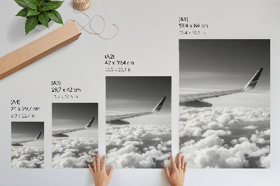 Poster decorativo Asa de avião acima das nuvens em estilo preto e branco