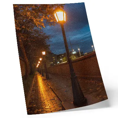 Poster decorativo com luzes noturnas em becos, brilho quente e atmosfera tranquila