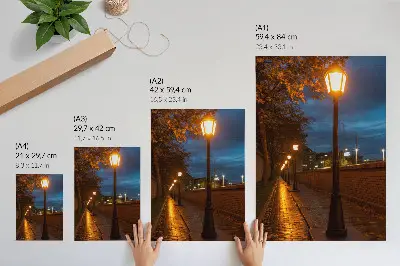 Poster decorativo com luzes noturnas em becos, brilho quente e atmosfera tranquila