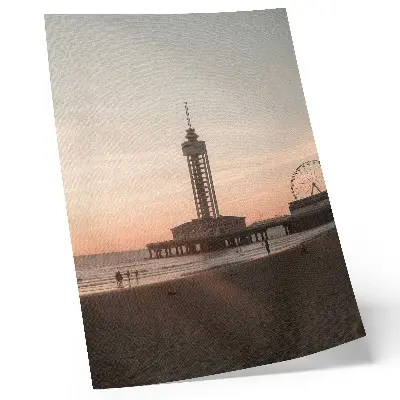 Arte de parede vista circular do céu em tons pastel sobre a torre da praia