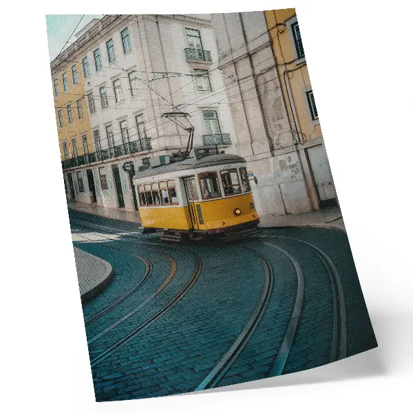 Arte de parede bonde amarelo em uma curva na rua da cidade
