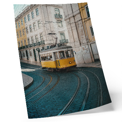 Arte de parede Um bonde amarelo fazendo uma curva em uma rua da cidade.