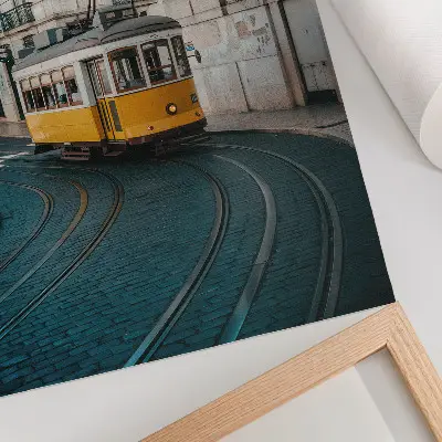 Arte de parede bonde amarelo em uma curva na rua da cidade