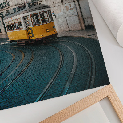 Arte de parede Um bonde amarelo fazendo uma curva em uma rua da cidade.