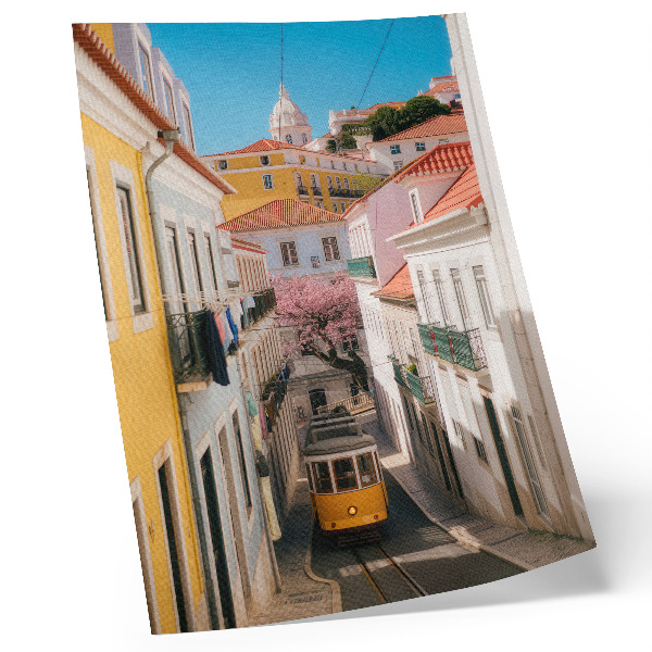 Impressão em tela Uma rua com um bonde, prédios residenciais em tons pastel, flores.